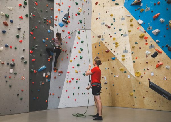 The first time in the climbing hall: What you should know as a beginner