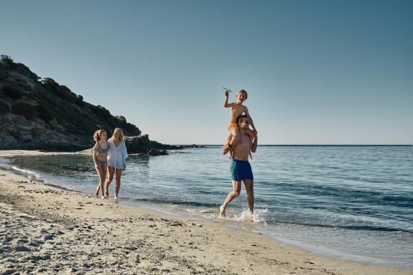 Zwischen Sandburg und Sonnenbrand: Was ihr mit Kindern am Strand beachten solltet